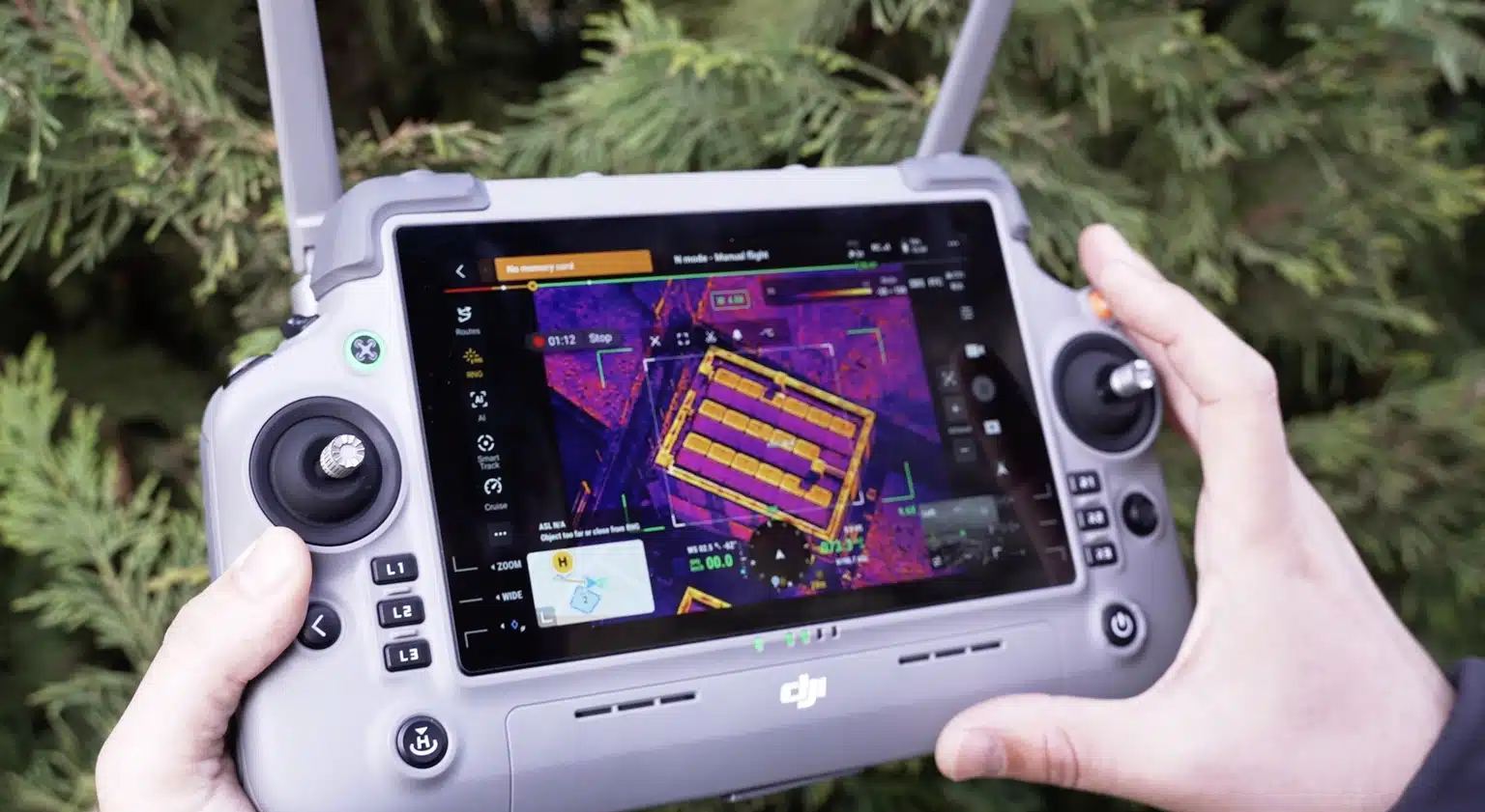 Ovladač dronu s termovizním náhledem fotovoltaické elektrárny