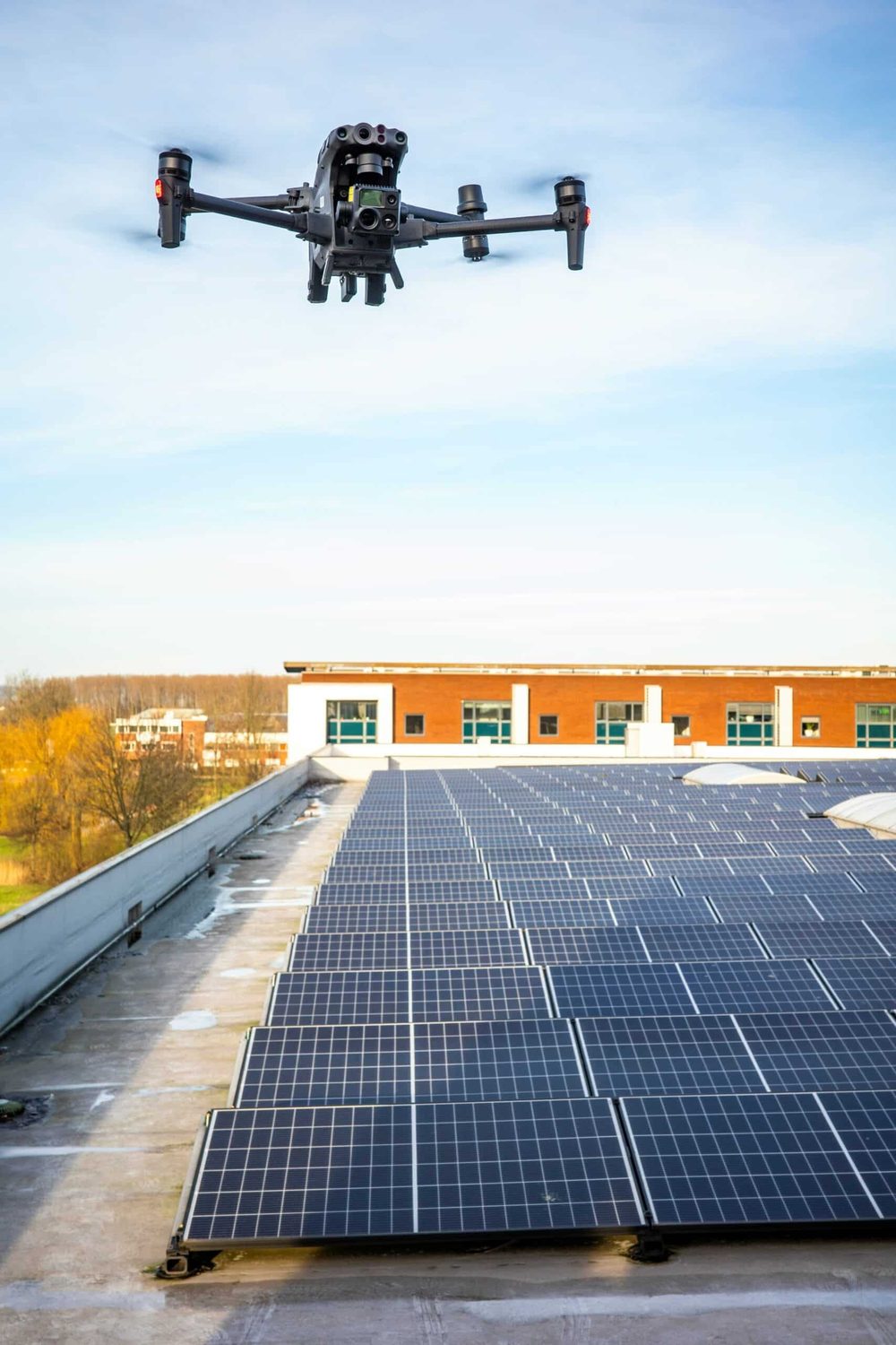 Fotovoltaické panely na ploché střeše před mytím