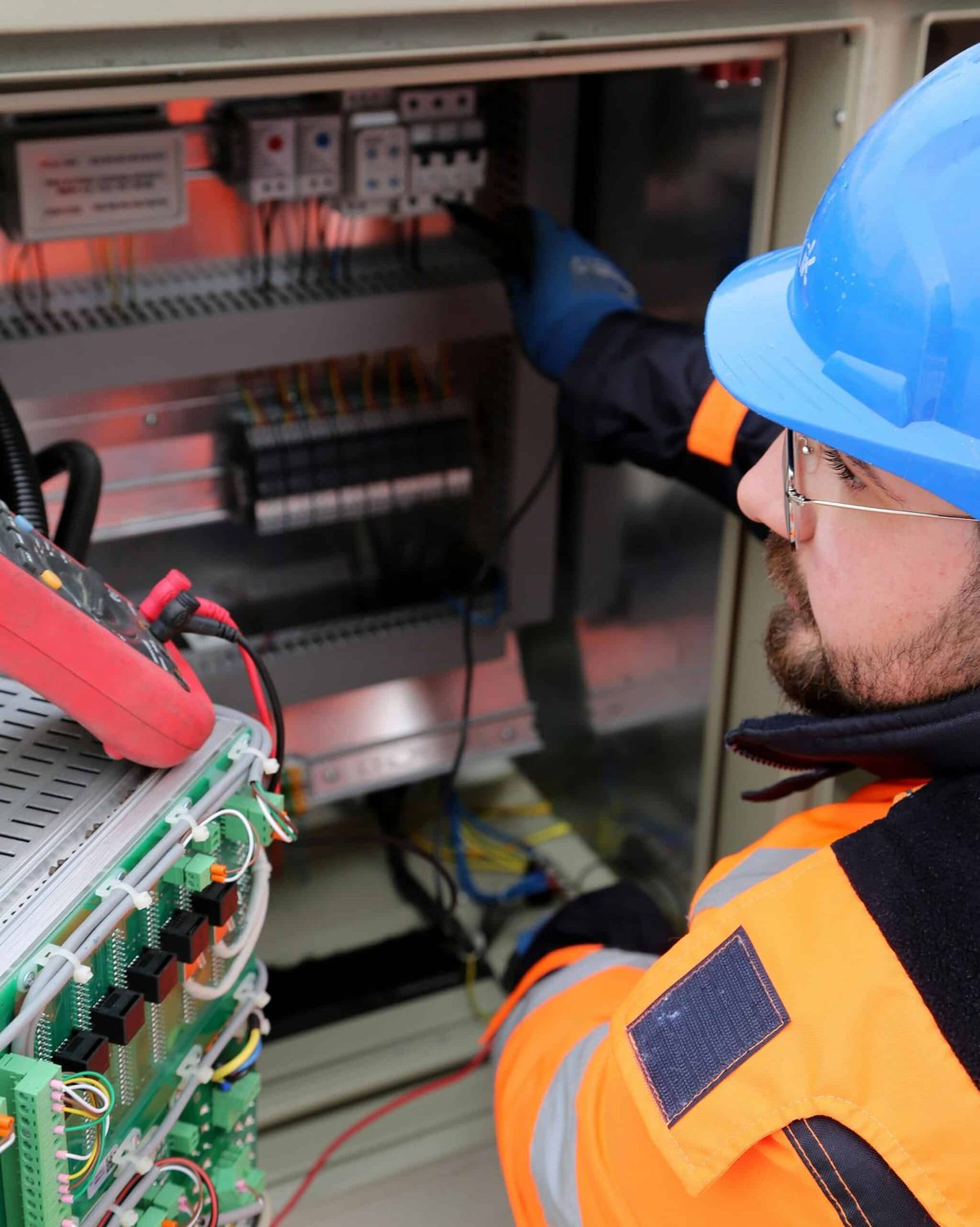 Revizní technik při revizi fotovoltaické elektrárny