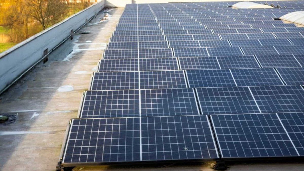 Fotovoltaické panely na střeše – běžný snímek z dronu