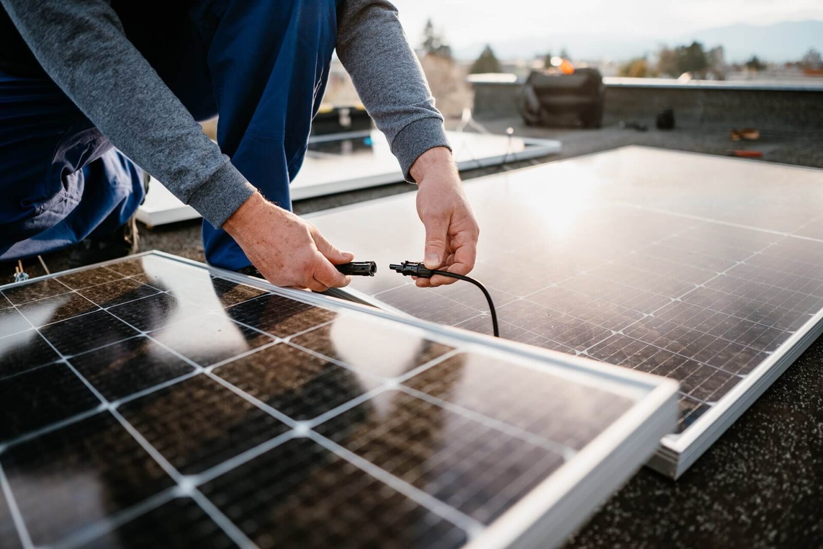 Detail zapojení fotovoltaických panelů při diagnostice poruchy
